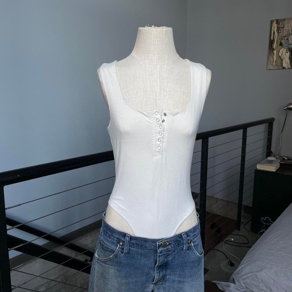 Make ur boobs look AMAZING with this cream square neck bodysuit size small